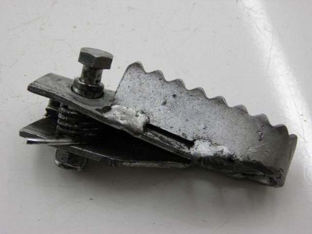 photo de CALE PIED AVANT GAUCHE DERBI SENDA SM DRD 50 (2008 - 2013) - Zoom état d’usage