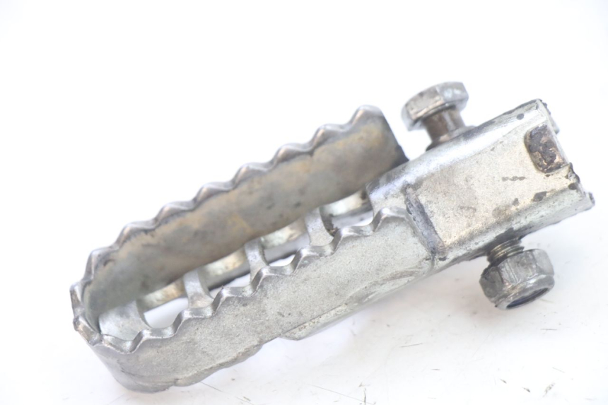 photo de CALE PIED AVANT GAUCHE DERBI SENDA SM DRD X-TREME 50 (2011 - 2017) - Détail de la pièce