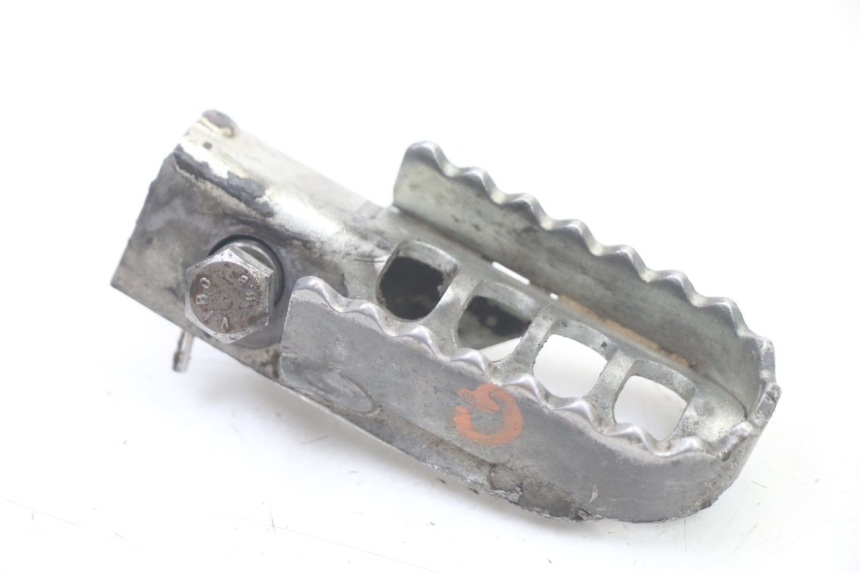 photo de CALE PIED AVANT GAUCHE DERBI SENDA SM DRD X-TREME 50 (2011 - 2017) - Zoom état d’usage