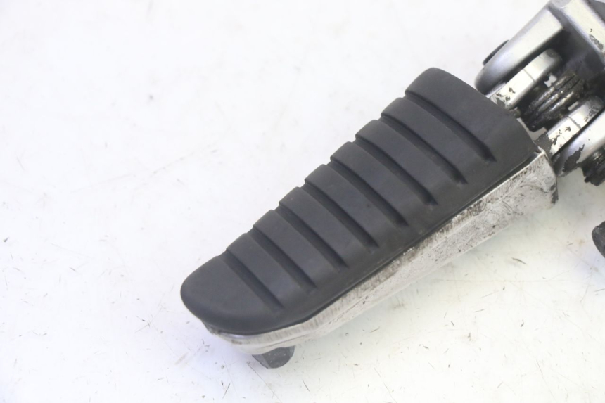 photo de CALE PIED AVANT GAUCHE SUZUKI DL V STROM 1000 (2002 - 2007) - Détail de la pièce