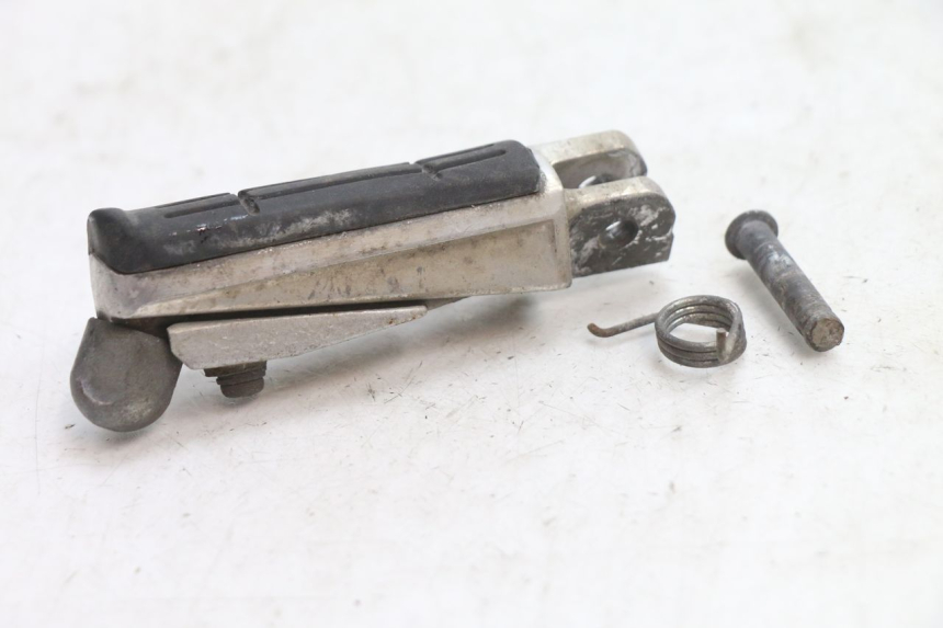 photo de CALE PIED AVANT GAUCHE YAMAHA FJR 1300 (2001 - 2005) - Détail de la pièce
