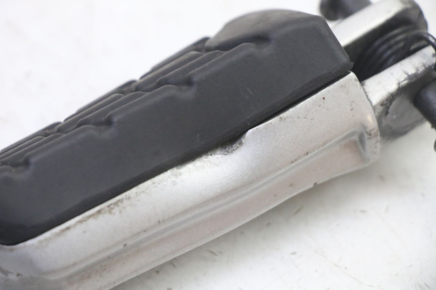 photo de CALE PIED AVANT GAUCHE BMW G310 R 310 (2016 - 2020) - Détail de la pièce