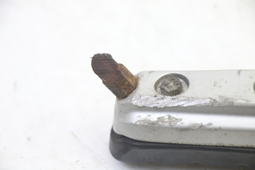 photo de CALE PIED AVANT GAUCHE BMW G310 R 310 (2016 - 2020) - Points de fixation