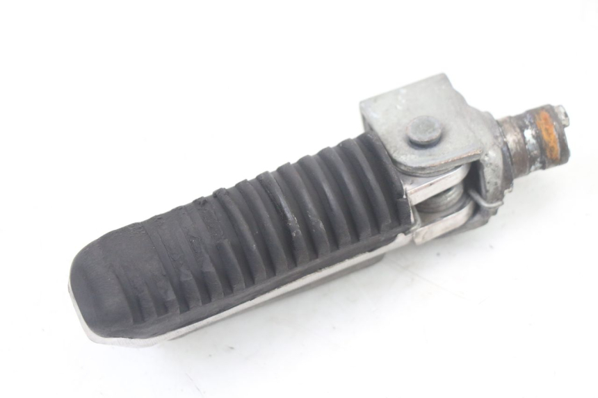 photo de CALE PIED AVANT GAUCHE SUZUKI GSF S BANDIT 600 (2000 - 2004) - Détail de la pièce