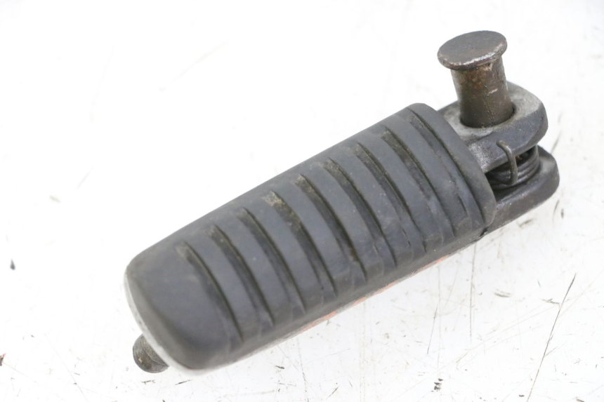 photo de REPOSE-PIED AVANT GAUCHE KAWASAKI ZR7 ZR-7 S 750 (1999 - 2004) - Gros plan technique