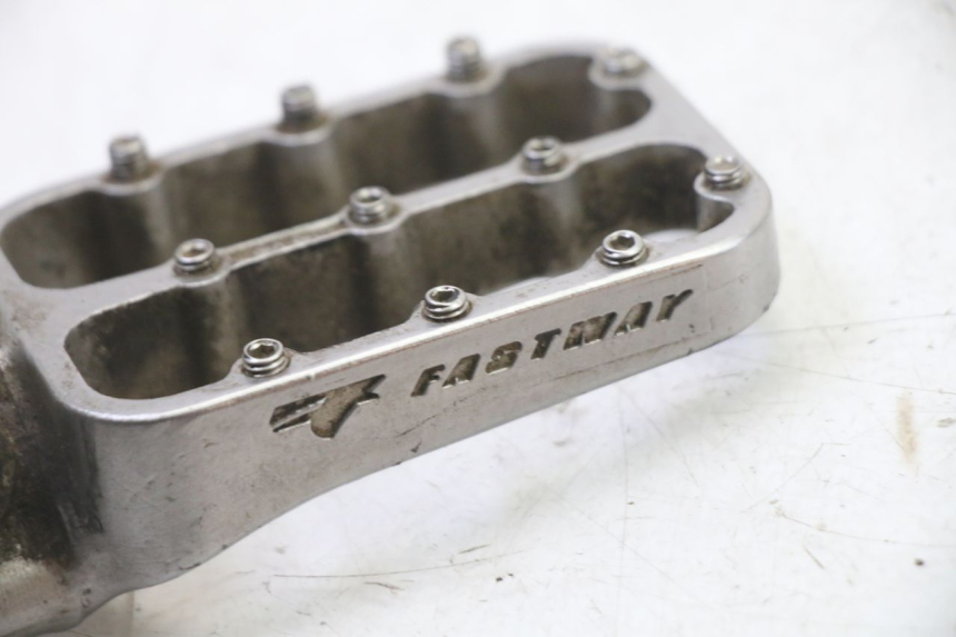 photo de CALE PIED AVANT GAUCHE KTM SUPERENDURO R 950 (2005 - 2009) - Gros plan technique