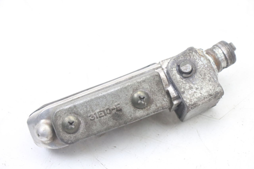 photo de CALE PIED AVANT GAUCHE SUZUKI GSF S BANDIT 600 (2000 - 2004) - Gros plan technique