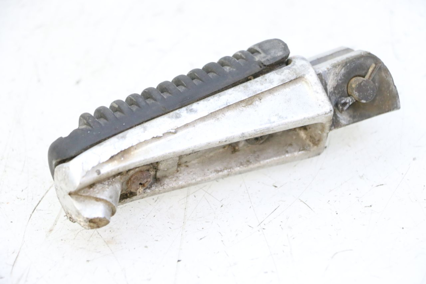 photo de CALE PIED AVANT GAUCHE YAMAHA XJN DIVERSION 600 (2000 - 2003) - Gros plan technique