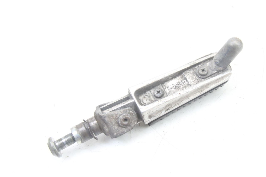 photo de CALE PIED AVANT GAUCHE YAMAHA FZS FAZER 600 (2001 - 2003) - Gros plan technique