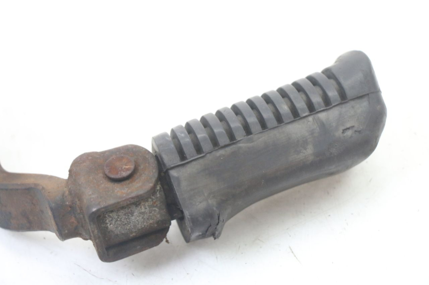 photo de CALE PIED AVANT GAUCHE YAMAHA SR 125 (1982 - 2003) - Points de fixation