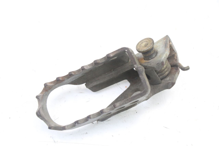 photo de CALE PIED AVANT GAUCHE YAMAHA TTR 125 (2000 - 2020) - Détail de la pièce