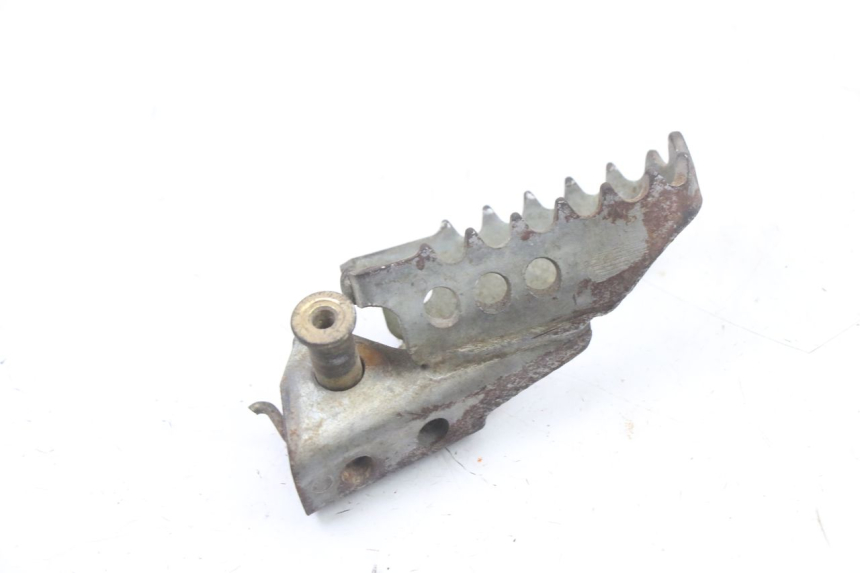 photo de CALE PIED AVANT GAUCHE YAMAHA TTR 125 (2000 - 2020) - Autre angle de vue