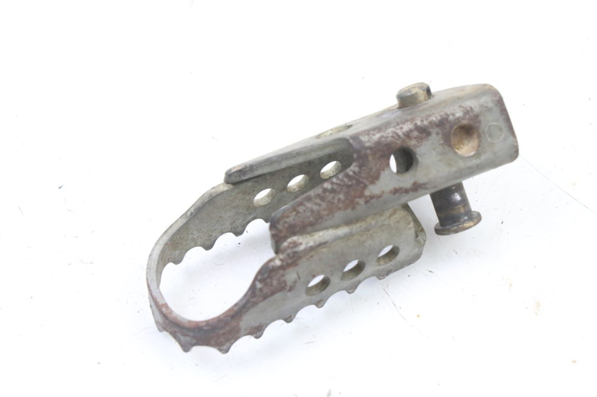 photo de CALE PIED AVANT GAUCHE YAMAHA TTR 125 (2000 - 2020) - Gros plan technique