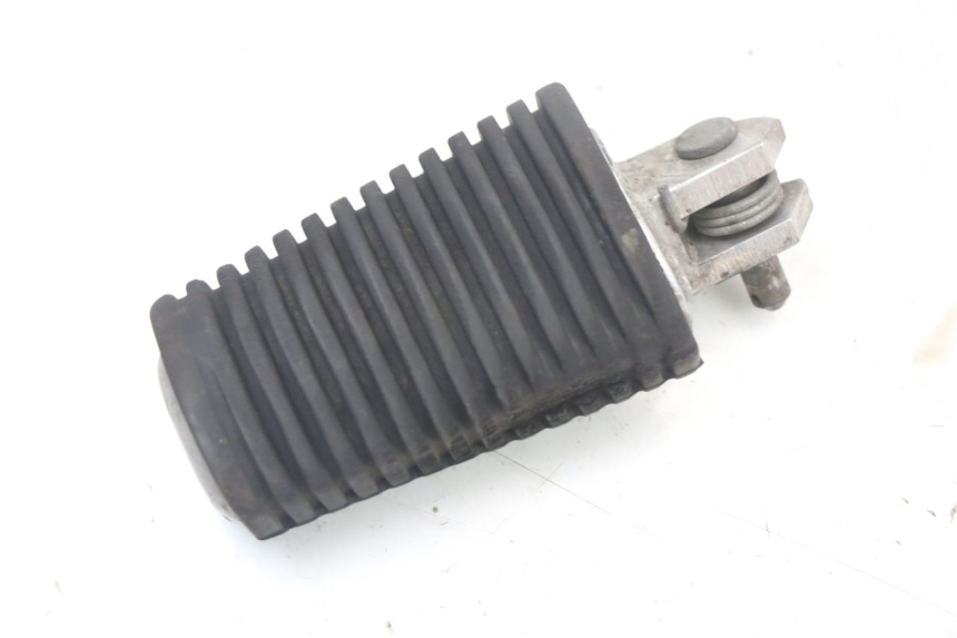 photo de CALE PIED AVANT GAUCHE YAMAHA XVS DRAG STAR DRAGSTAR 650 (1997 - 2007) - Détail de la pièce