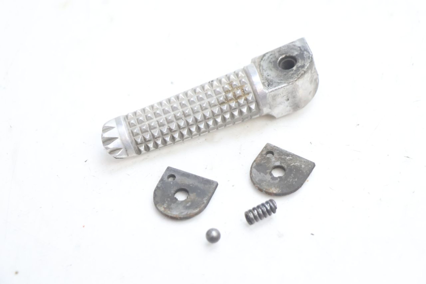 photo de CALE PIED AVANT GAUCHE YAMAHA YZF R GENESIS 750 (1993 - 1998) - Vue principale