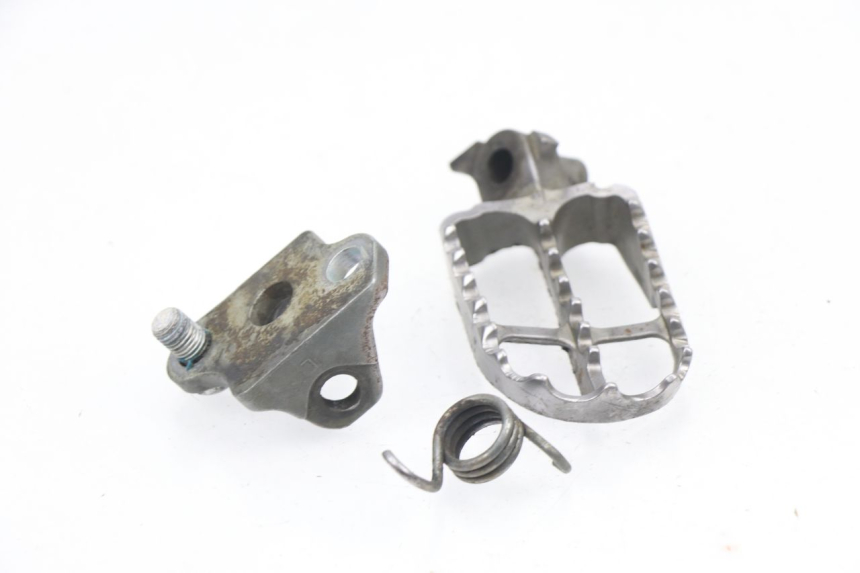 photo de CALE PIED AVANT GAUCHE YAMAHA YZF YZ-F 450 (2006 - 2009) - Détail de la pièce