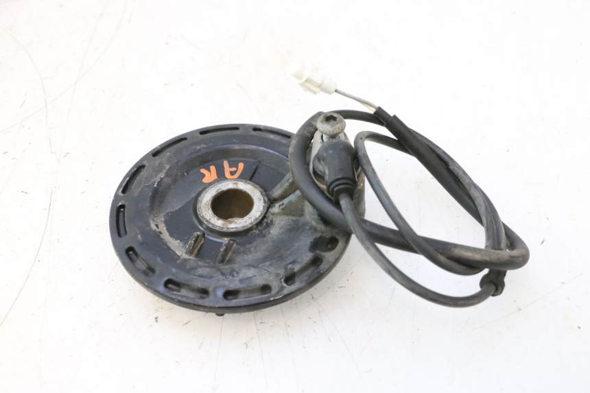 photo de CAPTEUR ABS ARRIERE YAMAHA FJR 1300 (2001 - 2005) - Gros plan technique