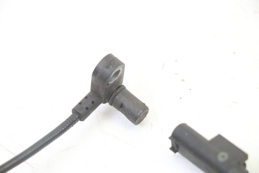 photo de CAPTEUR ABS ARRIERE BMW G310 R 310 (2016 - 2020) - Gros plan technique