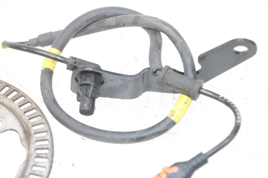 photo de CAPTEUR ABS ARRIERE PIAGGIO MP3 HPE 310 (2024 - 2025) - Gros plan technique