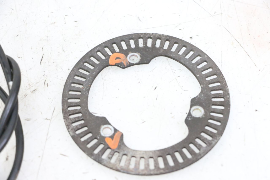 photo de CAPTEUR ABS AVANT SUZUKI BURGMAN 125 (2015 - 2017) - Gros plan technique