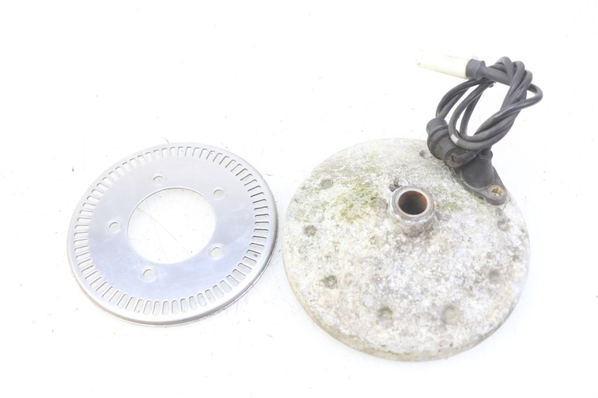 photo de CAPTEUR ABS AVANT PEUGEOT SATELIS COMPRESSOR K15 125 (2006 - 2009) - Gros plan technique