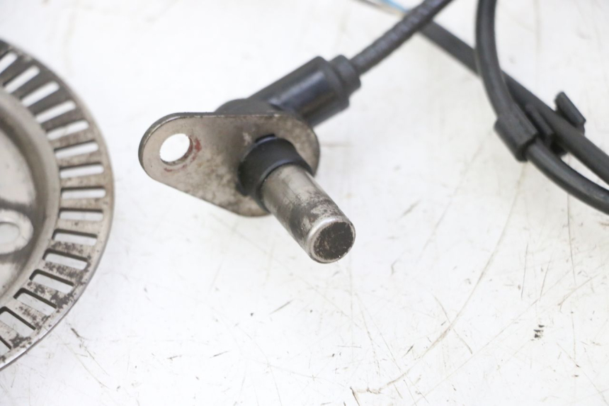 photo de CAPTEUR ABS AVANT PEUGEOT SATELIS 125 (2013 - 2018) - Gros plan technique