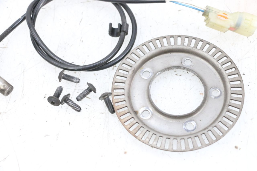 photo de CAPTEUR ABS AVANT PEUGEOT SATELIS 125 (2013 - 2018) - Gros plan technique