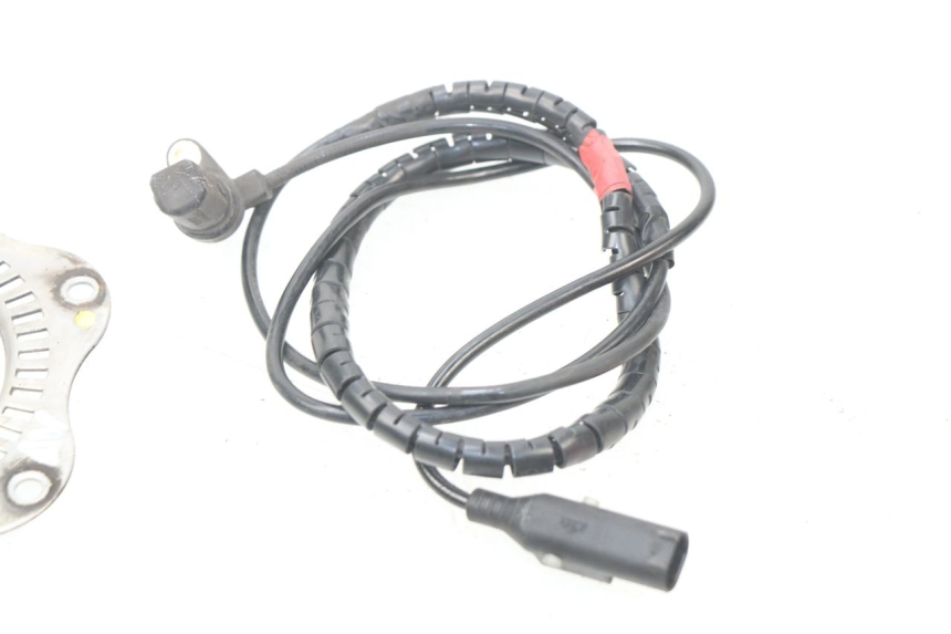 photo de CAPTEUR ABS AVANT PIAGGIO VESPA GTS IE ABS 300 (2016 - 2018) - Gros plan technique