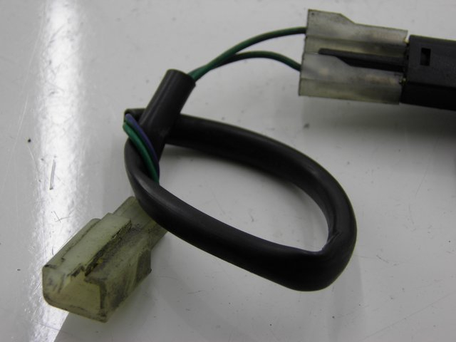 photo de CAPTEUR OUVERTURE COFFRE PEUGEOT SATELIS 125 (2006 - 2009) - Détail de la pièce