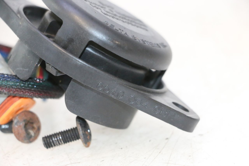 photo de CAPTEUR OUVERTURE SELLE CAN-AM SPYDER RS 1000 (2008 - 2012) - Autre angle de vue