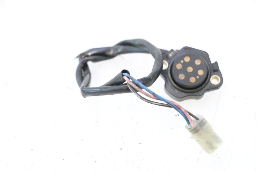 photo de CAPTEUR POINT MORT SUZUKI SV S 650 (2003 - 2009) - Gros plan technique