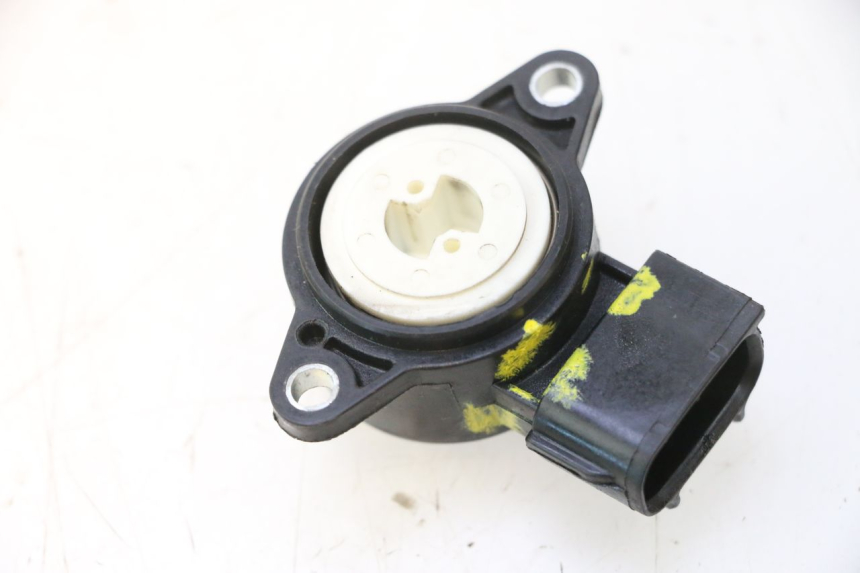 photo de CAPTEUR TPS SUZUKI BURGMAN 125 (2007 - 2014) - Autre angle de vue