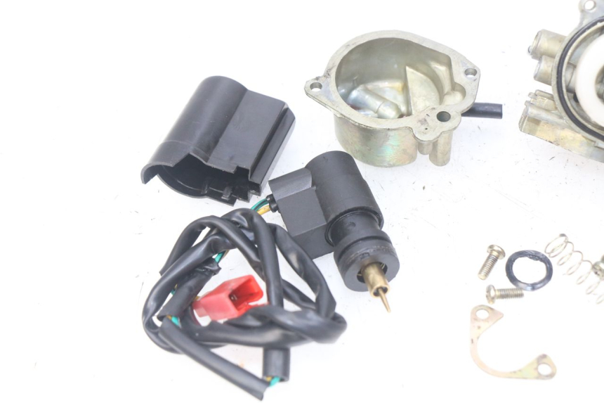 photo de CARBURATEUR PEUGEOT TKR TREKKER FURIOUS 50 (2005 - 2014) - Vue rapprochée