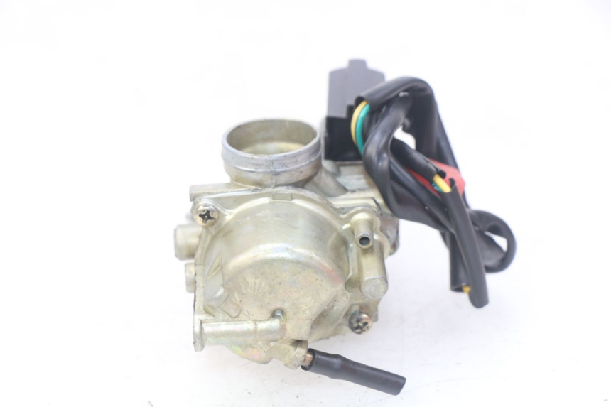 photo de CARBURATEUR PEUGEOT TKR TREKKER FURIOUS 50 (2005 - 2014) - Gros plan technique