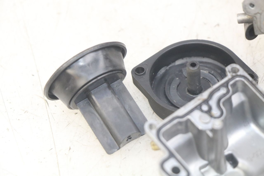 photo de CARBURATEUR SUZUKI UH BURGMAN 125 (2002 - 2006) - Vue rapprochée