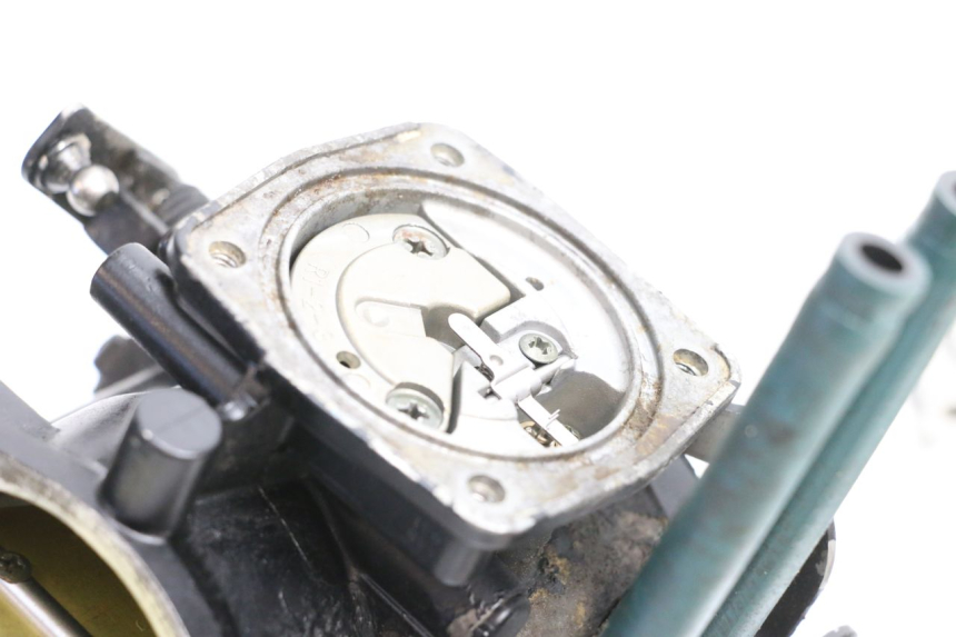 photo de CARBURATEUR YAMAHA WAVE RUNNER GP R 1200 (2000 - 2003) - Gros plan technique