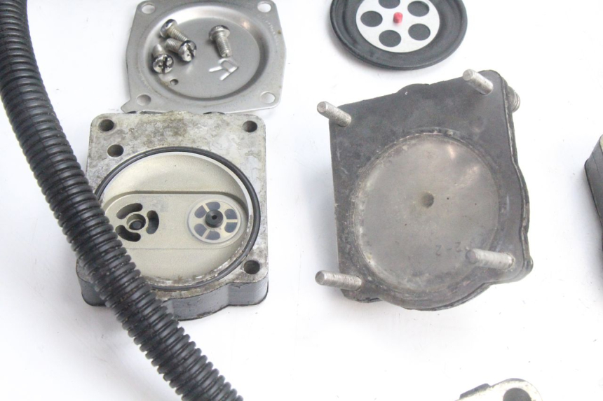 photo de CARBURATEUR YAMAHA WAVE RUNNER GP R 1200 (2000 - 2003) - Points de fixation