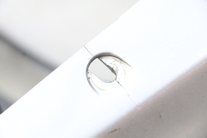 photo de CARENAGE ARRIERE YAMAHA FZS FAZER 600 (1998 - 2001) - Gros plan technique