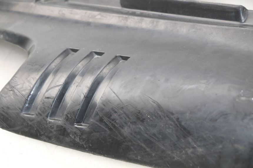 photo de CARENAGE ARRIERE YAMAHA TW 125 (1998 - 2002) - Gros plan technique