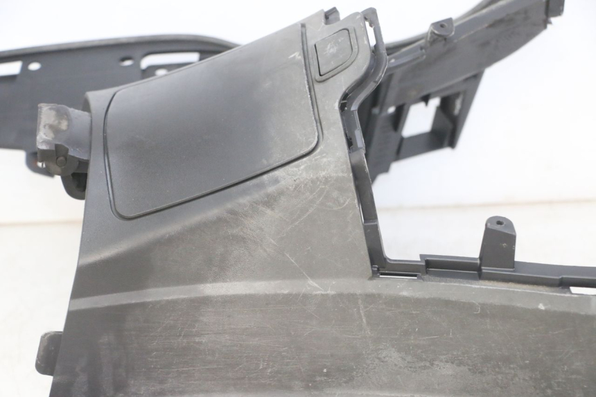 photo de CARENAGE RESERVOIR SUZUKI BURGMAN 125 (2007 - 2014) - Points de fixation