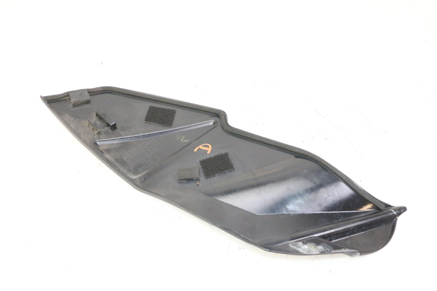 photo de CARENAGE RESERVOIR DROIT SUZUKI GSR 750 (2011 - 2017) - Zoom état d’usage