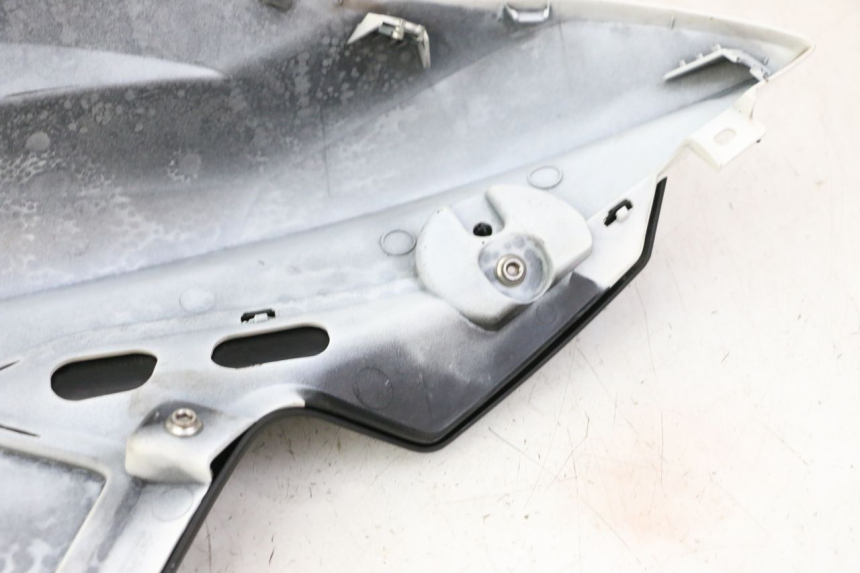 photo de CARENAGE RESERVOIR GAUCHE BMW G310 R 310 (2016 - 2020) - Gros plan technique