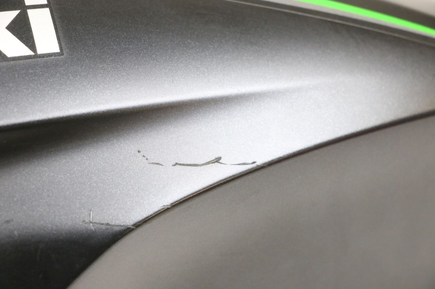 photo de CARENAGE RESERVOIR GAUCHE KAWASAKI VERSYS ABS 650 (2015 - 2018) - Gros plan technique