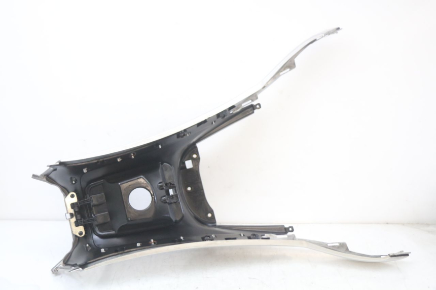 photo de CARENAGE RESERVOIR PIAGGIO MP3 LT 400 (2007 - 2012) - État de surface