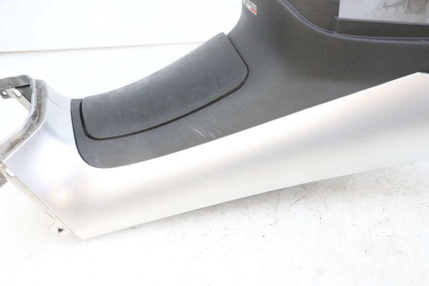 photo de CARENAGE RESERVOIR PIAGGIO MP3 LT 300 (2010 - 2016) - Vue rapprochée