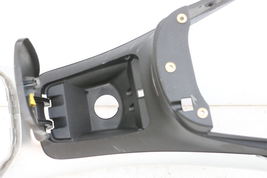 photo de CARENAGE RESERVOIR PIAGGIO MP3 LT 300 (2010 - 2016) - Zoom état d’usage