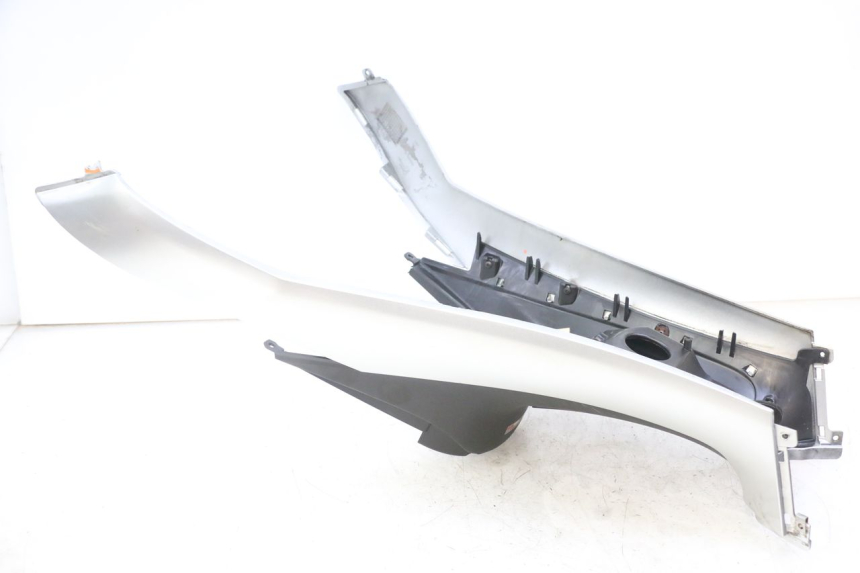 photo de CARENAGE RESERVOIR PIAGGIO MP3 LT 300 (2010 - 2016) - Points de fixation