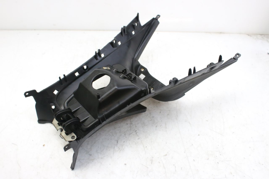 photo de CARENAGE RESERVOIR PIAGGIO MP3 RL 250 (2006 - 2010) - Gros plan technique