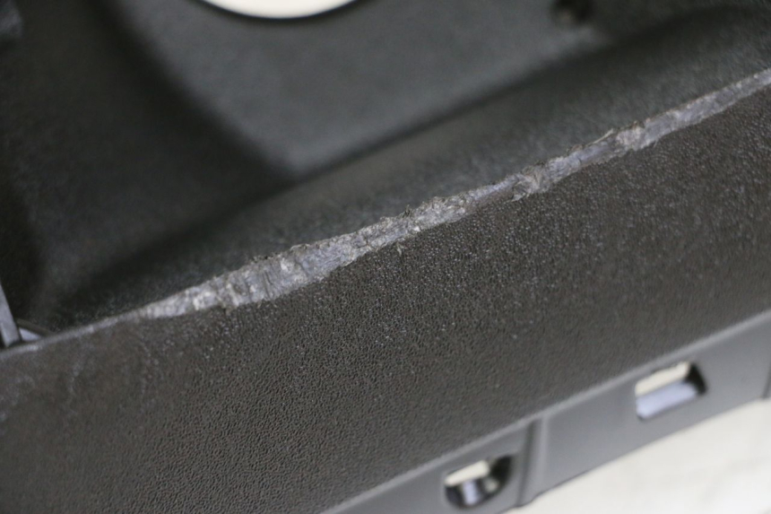 photo de CARENAGE RESERVOIR PIAGGIO MP3 500 (2014 - 2017) - Gros plan technique