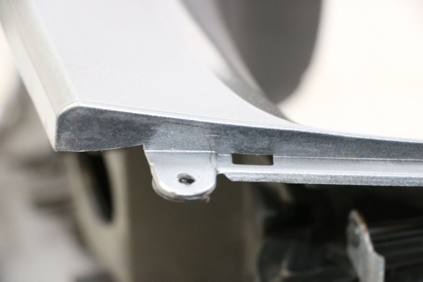 photo de CARENAGE RESERVOIR PIAGGIO MP3 500 (2014 - 2017) - Gros plan technique